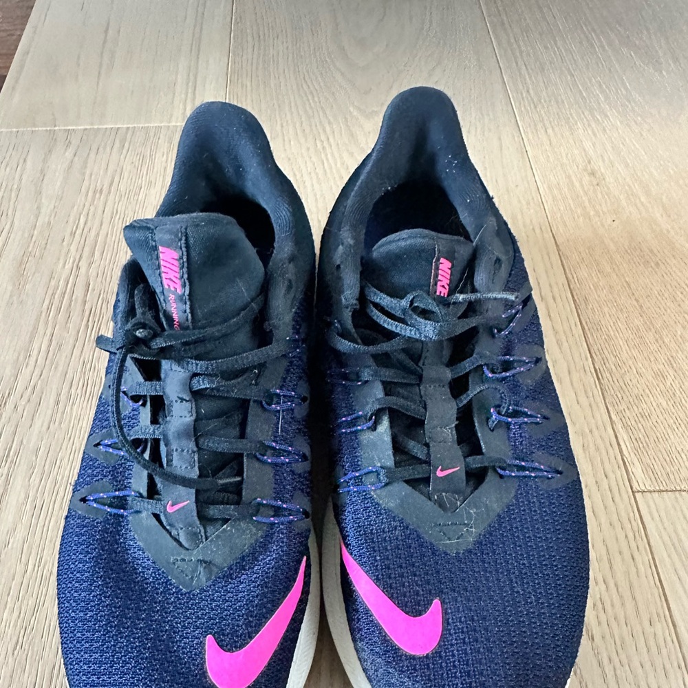 Nike Women's Navy Blue and Pink Athletic Shoes